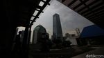 Penampakan Awan Gelap Selimuti Langit Jakarta