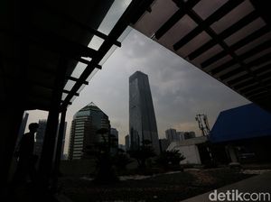 Video Kepadatan Jalan Sudirman di Tengah Guyuran Hujan Malam Ini