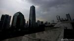 Penampakan Awan Gelap Selimuti Langit Jakarta