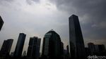 Penampakan Awan Gelap Selimuti Langit Jakarta