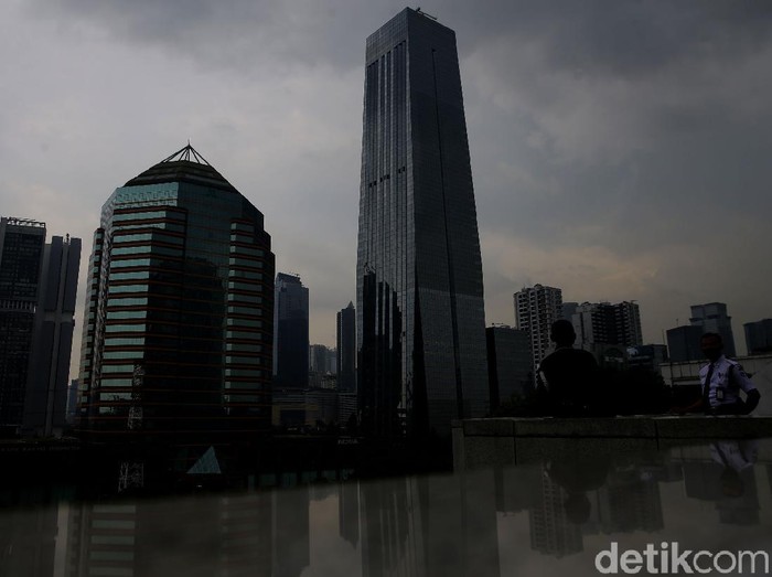 Penampakan Awan Gelap Selimuti Langit Jakarta Awan gelap yang diiringi dengan hujan membayangi kota Jakarta. Kondisi tersebut diketahui merupakan dampak dari fenomena La Nina.