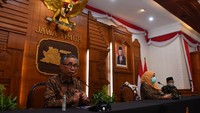 OJK dan Kementerian Desa, Pembangunan Daerah Tertinggal, dan Transmigrasi sepakat untuk mendirikan dan mengembangkan bersama Lembaga Keuangan Desa (LKD) yang merupakan Lembaga Keuangan Mikro (LKM) unit usaha dari Badan Usaha Milik Desa Bersama (BUMDESMA) dengan harapan dapat meningkatkan perekonomian di desa.