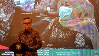 Ketua Dewan Komisioner Otoritas Jasa Keuangan (OJK) Wimboh Santoso (kiri) disaksikan pada layar Gubernur Jawa Timur Khofifah Indar Parawansa (kanan) menyampaikan sambutan saat Pencanangan Pendirian Lembaga Keuangan Desa (LKD) di Gedung Negara Grahadi, Surabaya, Jawa Timur, Rabu (21/10/2020).