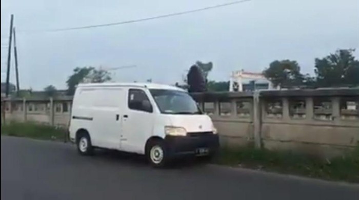 Pengendara mobil yang membuang sampah di Kalimalang, Bekasi (tangkapan layar)