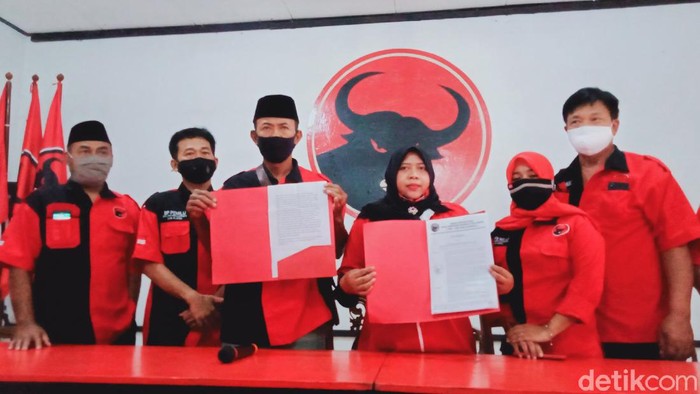 Pengurus DPC PDIP Klaten menunjukkan surat pemecatan Harjanta, Rabu (21/10/2020).