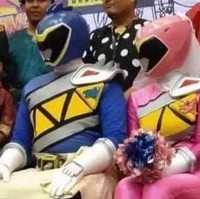 Kalau wajah pengantinnya ditutup seperti ini sih bisa-bisa tamu undangannya jadi bingung menebak siapa pegantinnya. Foto: Twitter/ERIXXXA__