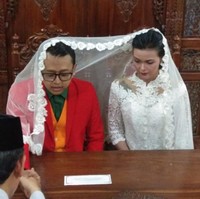 Biar anti mainstream, pengantin yang satu ini pakai jas ala Joker. Untung wajahnya nggak dimakeup ala Joker juga ya.. Foto: Twitter/Beruang1189