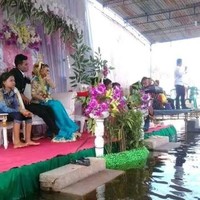 Banjir pun tetap diterjang asalkan acara pernikahan tetap bisa berlangsung. Jadi kelihatan kayak nikah di tengah kolam ya? Foto: Twitter/ibrhmihsan