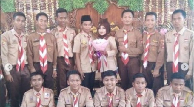 Saking cintanya dengan pramuka sampai acara pernikahannya juga mengusung tema pramuka. Lumayan sih bisa sekaligus mengirit pengeluaran karena nggak perlu menyewa atau membeli baju pengantin lagi. Foto: Instagram/derry_anggara1509