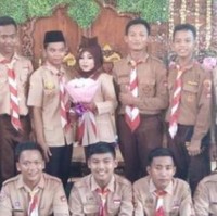 Saking cintanya dengan pramuka sampai acara pernikahannya juga mengusung tema pramuka. Lumayan sih bisa sekaligus mengirit pengeluaran karena nggak perlu menyewa atau membeli baju pengantin lagi. Foto: Instagram/derry_anggara1509