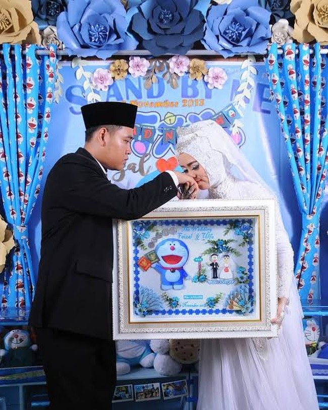 Begini jadinya kalau fans Doraemon garis keras menikah. Konsep dan tema pernikahannya pun semuanya serba Doraemon. Untung pengantinnya nggak ikutan pakai kostum Doraemon ya.. Foto: Twitter/JohanPebrian