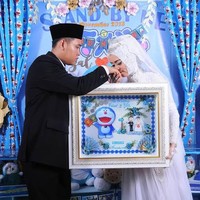 Begini jadinya kalau fans Doraemon garis keras menikah. Konsep dan tema pernikahannya pun semuanya serba Doraemon. Untung pengantinnya nggak ikutan pakai kostum Doraemon ya.. Foto: Twitter/JohanPebrian