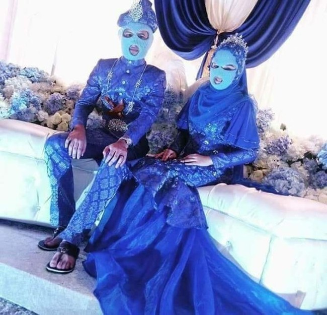 Nggak paham apa maksud dan tujuan pengantin ini menggunakan masker yang menutupi hampir seluruh bagian wajahnya. Selain terlihat seram, riasan wajah sang pengantin wanita juga jadi mubazir deh nggak kelihatan. Foto: Instagram/Awreceh