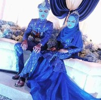 Nggak paham apa maksud dan tujuan pengantin ini menggunakan masker yang menutupi hampir seluruh bagian wajahnya. Selain terlihat seram, riasan wajah sang pengantin wanita juga jadi mubazir deh nggak kelihatan. Foto: Instagram/Awreceh