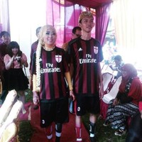 Bagi pasangan pecinta bola yang satu ini jersei bola udah jadi kostum kebanggaan yang paling keren. Bahkan sampai menikah pun milihnya pakai jersei bola. Foto: Instagram/Milanistiorid