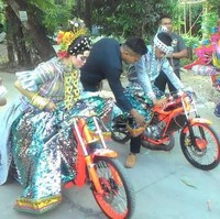 Cuma ngeri baju si pengantin wanita tersangkut di motornya aja sih.. Ada yang berani bikin acara gini juga nggak di nikahannya? Foto: Twitter/mhwnk_