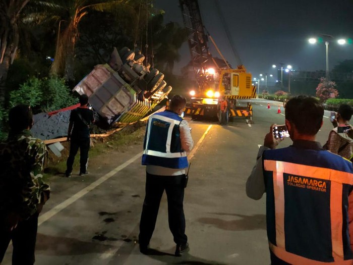 Petugas Evakuasi Truk yang Terguling di Tol Sedyatmo