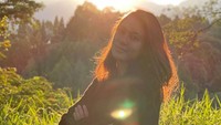 Ah betapa cantiknya Pevita di balik kemilau mentari pagi ini.