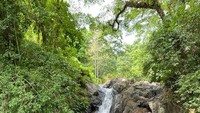 Pevita juga mengabadikan momennya di curug cantik ini. Ada yang tahu ini dimana?