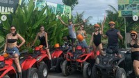 Tidak sendiri, dia seru-seruan bersama sahabatnya.