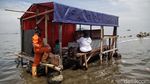 Semangat Siswa SD Belajar Daring di Tengah Banjir Rob