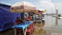 Aktivitas penjual makanan dan pekerja pelabuhan ikut terganggu.