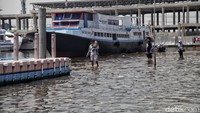 Proses penyeberangan juga ikut terganggu.