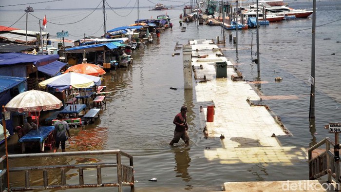 Potret Banjir Rob yang Kembali Terjang Muara Angke Banjir rob kembali menerjang kawasan Pelabuhan Kali Adem, Muara Angke, Jakarta Utara. Akibatnya aktivitas warga terganggu.