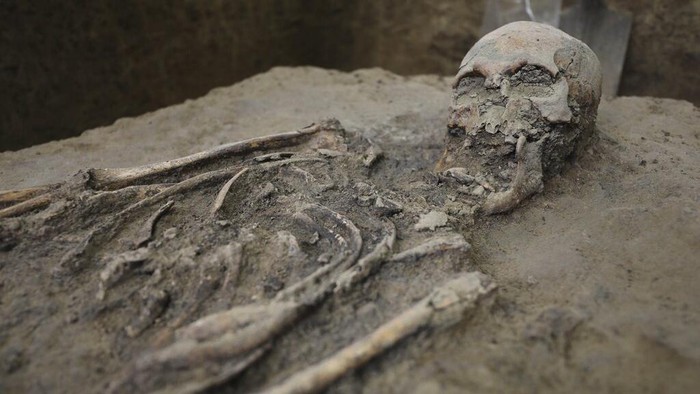 Potret Kerangka Berusia 500 Tahun yang Ditemukan di Kolombia Kerangka berusia 500 tahun ditemukan di kawasan Bogota, Kolombia. Arkeolog memperkirakan kerangka itu berasal dari abad ke-16. Berikut potretnya.