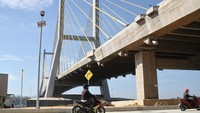 Presiden Joko Widodo rencananya akan meresmikan Jembatan Teluk Kendari sepanjang 1,34 Kilometer pada Kamis (22/10/2020). Jembatan ini akan meningkatkan konektivitas antar wilayah agar mobilitas barang, jasa, dan manusia lebih efisien.
