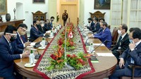 Kemudian, Jokowi dan Suga juga membahas upaya memperkuat kerja sama di bidang ekonomi antara Jepang dan Indonesia. Jokowi menyambut baik relokasi dan perluasan investasi perusahaan-perusahaan Jepang di Indonesia. ANTARA FOTO/HO/Setpres-Kris  