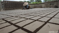 Meski aktivitas produksi batu bata terus bergeliat meski memasuki musim hujan, para pekerja menyebut produksi batu mengalami penurunan.