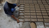 Batu bata tersebut diketahui dijual dengan kisaran Rp 480 per bijinya.