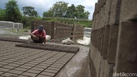 Seorang pekerja tengah sibuk memproduksi batu bata di kawasan Bantul, Yogyakarta.