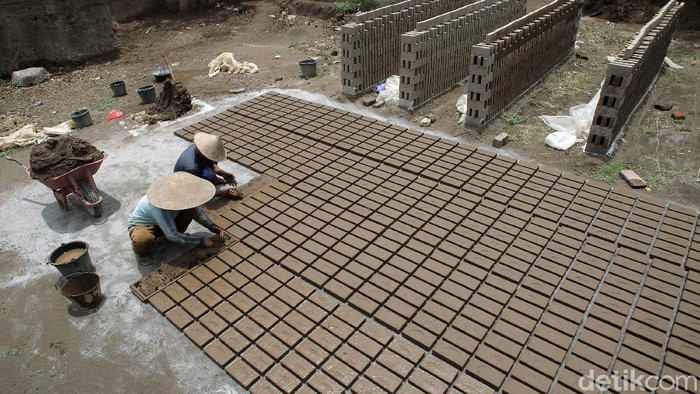 Produksi Batu Bata di Bantul Yogyakarta Memasuki musim hujan, produksi batu bata di kawasan Bantul, Yogyakarta, terus bergeliat. Dalam sehari para kerja di sana mampu cetak ratusan batu bata.