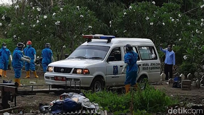Proses pemakaman pegawai Puskesmas di Kota Tegal yang meninggal positif Corona, Rabu (21/10/2020).