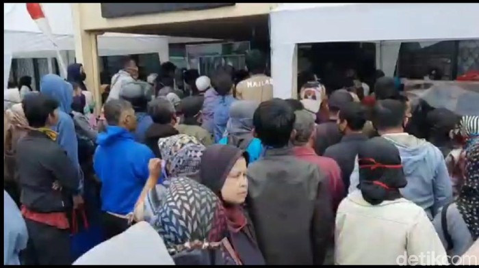 Ribuan warga Tasik antre untuk bantuan Rp 2,4 juta