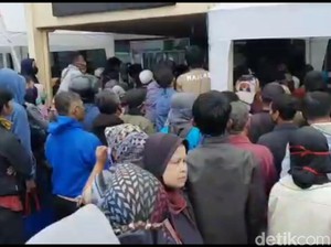 Demi Dapatkan Bantuan Rp 2,4 Juta, Ribuan Warga Tasik Berdesakkan dan Saling Dorong