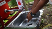 Pengelola RPTRA juga menyedia tempat cuci tangan di sejumlah titik.
