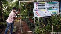 Petugas membuka gerbang Ruang Publik Terpadu Ramah Anak (RPTRA) Akasia, Jakarta, Rabu (21/10/2020).
