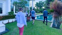 Di bagian dalamnya, kediaman itu masih punya pekarangan yang luas. Foto: Instagram Syahrini