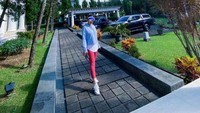 Syahrini dan Reino Barack punya halaman depan rumah yang luas. Foto: Instagram Syahrini