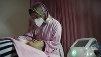 Meskipun diperbolehkan, ada sejumlah peraturan protokol kesehatan yang ditaati oleh pemilik salon dan tempat cukur rambut. Salon dan tempat cukur rambut hanya boleh dikunjungi 50 persen dari kapasitas salon. Jumlah kapasitas 50 persen termasuk pengunjung dan antrean.