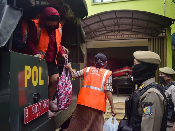 Sejumlah terapis panti pijat di Tangsel diamankan Satpol PP (Dok. Istimewa)