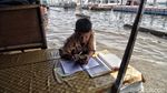 Semangat Siswa SD Belajar Daring di Tengah Banjir Rob