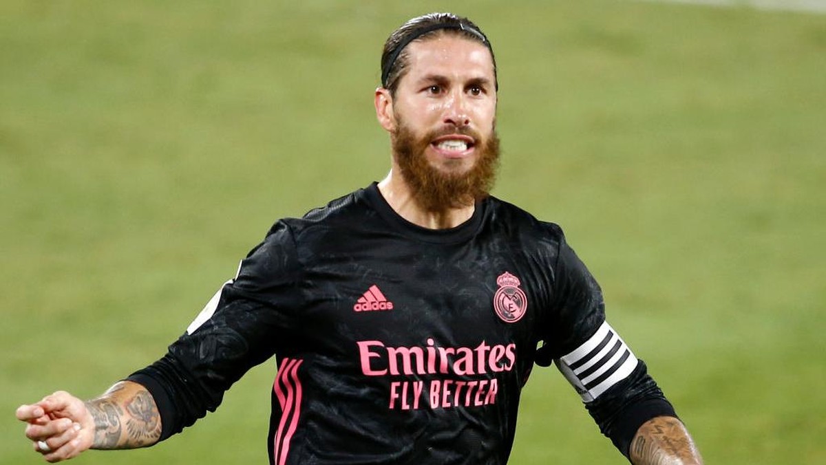 Madrid Akan Berdoa Sergio Ramos Bisa Main di El Clasico. (Foto: Getty Images/Fran Santiago)
