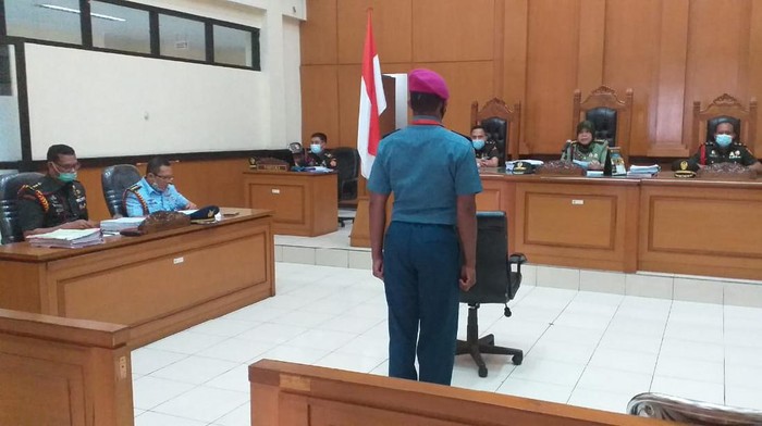 Sidang terhadap terdakwa Letnan RW atas kasus pembunuhan terhadap Sersan ASP Babinsa Pekojan Kodim 0503/JB (Dok. Puspen TNI).
