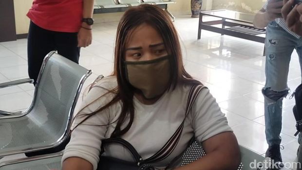 Sopir taksi online jadi korban pengeroyokan di Polrestabes Palembang ke rumah sakit. (Raja Adil/detikcom)