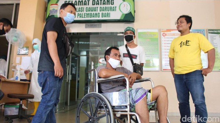 Sopir taksi online jadi korban pengeroyokan di Polrestabes Palembang ke rumah sakit. (Raja Adil/detikcom)