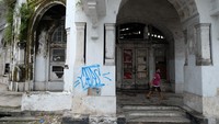 Gedung Warenhuis merupakan supermarket pertama di Medan yang dibangun sekitar tahun 1916. Kini kondisi bangunan tersebut tampak terbengkalai.